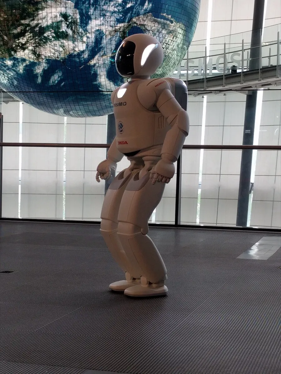 Honda (Japan) ASIMO (2011 "All-new ASIMO") (2)