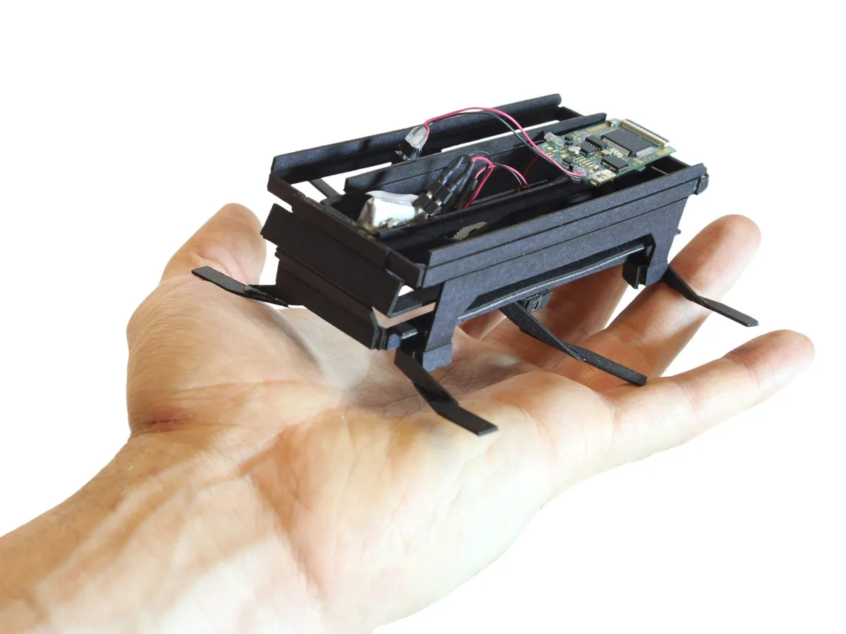 UC Berkeley Biomimetic Millisystems Lab (USA) DASH (Dynamic Autonomous Sprawled Hexapod) (1)