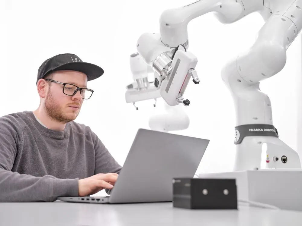 Franka Robotics (Germany; Agile Robots group) Franka Research 3 (1)