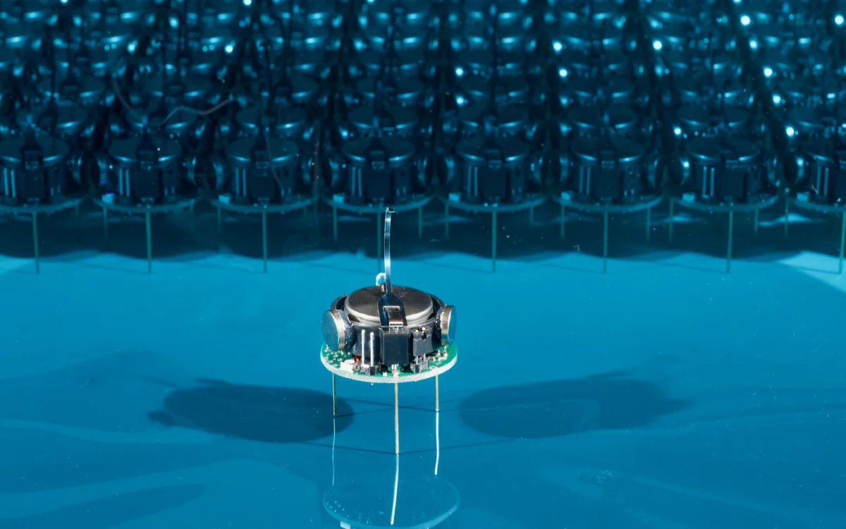 Harvard Self-Organizing Systems Research Group / K-Team (USA / Switzerland) Kilobot (1)