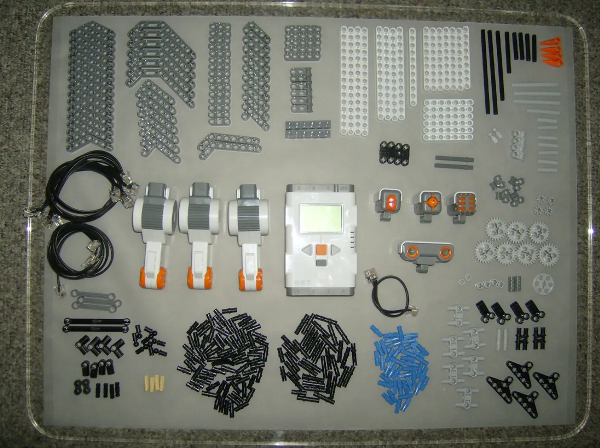 The LEGO Group (Denmark) LEGO Mindstorms NXT / NXT 2.0 (2)
