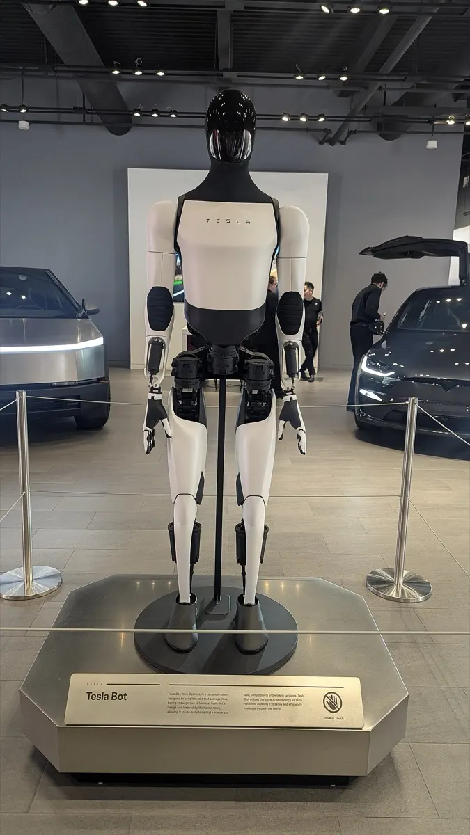 Tesla (USA) Optimus (Gen 1 / Gen 2 / V3) (2)