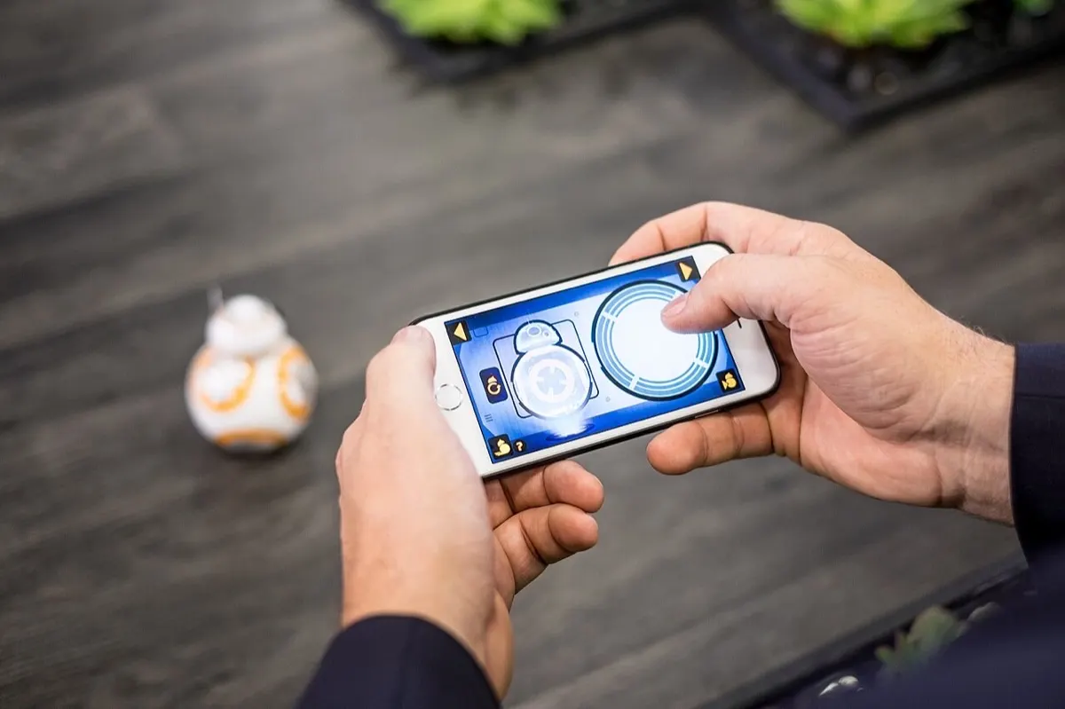 Sphero (USA), licensed from Disney/Lucasfilm Sphero BB-8 App-Enabled Droid (2)